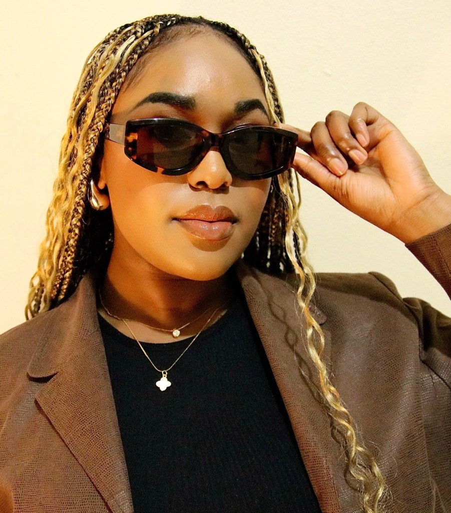 Retro-style women wearing tortoise-shell sunglasses